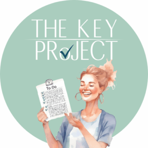 Illustration „The Key Project“ – Frau mit To-do-Liste vor Logo von The Key Project
