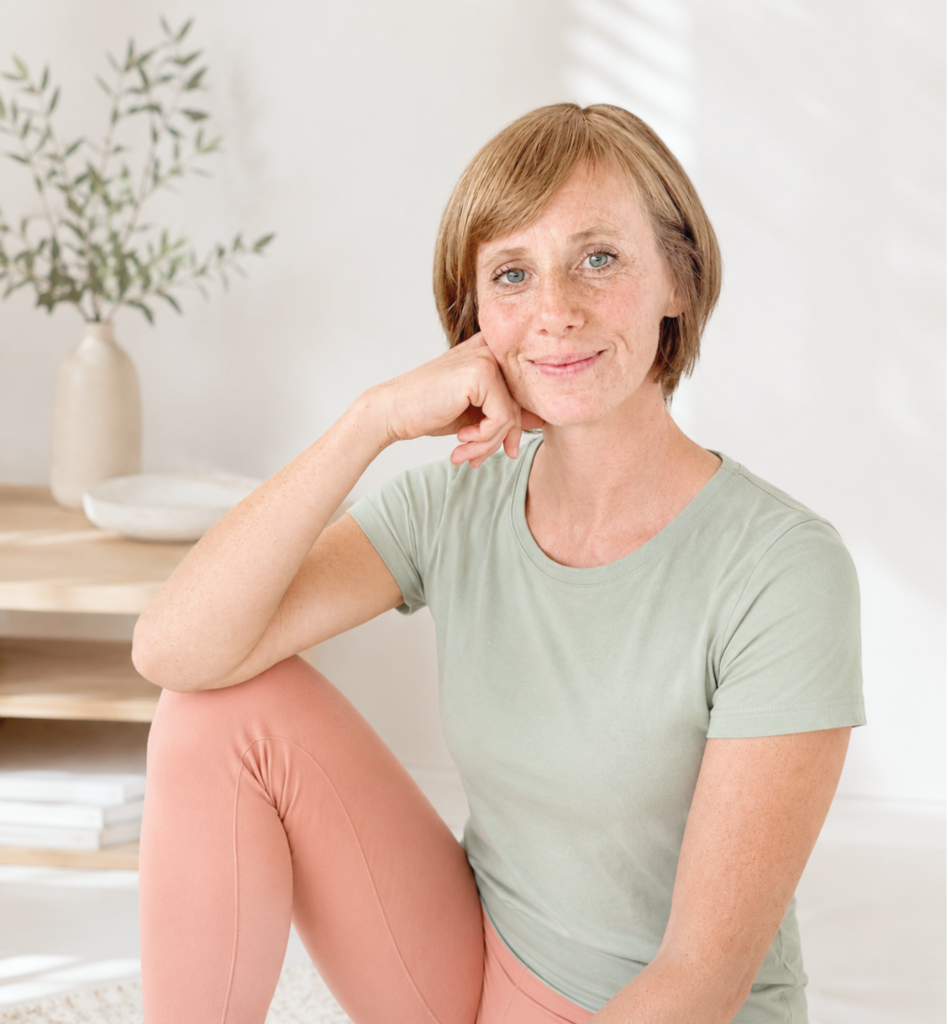 Portrait von Annika in sanften Naturtönen vor hellem, minimalistischen Hintergrund – passend zum Thema Flow, Leichtigkeit und Backoffice.